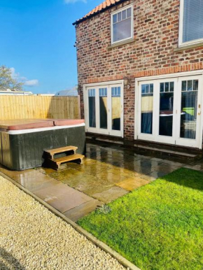Barn near York with hot tub - Perfect for Groups and Families - Lambs Pasture